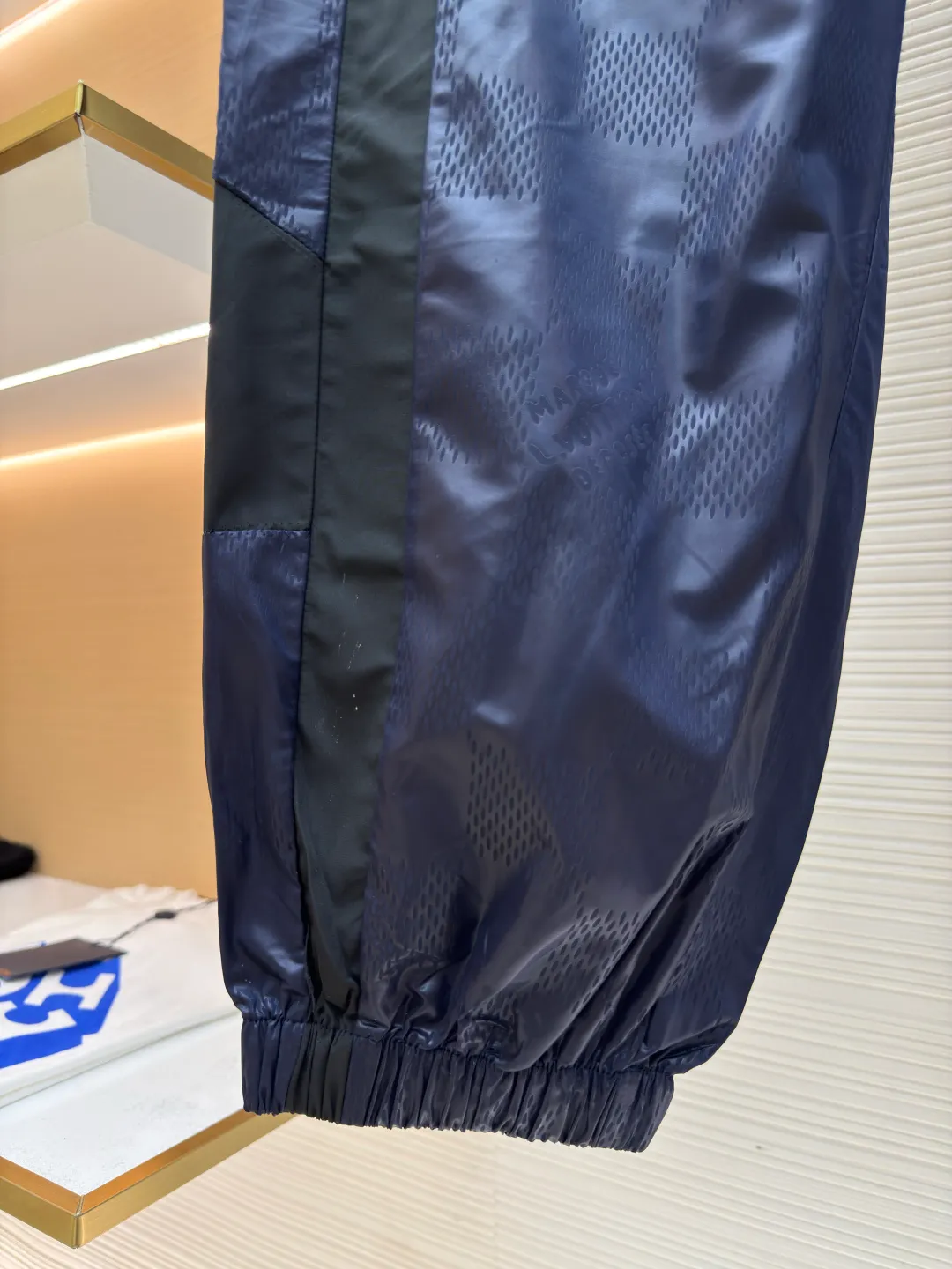 LOUIS VUITTON dark pattern checkerboard sweatpants ●Authentic product: 10800 purchase and development ●Item number: 1680589-A75 ●Fabric: nylon jacquard cloth ●Technology: fabric splicing ●Version: fitted version ●Weight: about 225 grams ●Size: 46-48-50-52 ●Description: Customized checkered technical nylon jacquard fabric, fine mesh, fabric splicing, customized 1:1 zipper Trademark, the overall wiring is straight and delicate, the fabric is comfortable and soft, the color is consistent and there is no color difference. It can be matched with the same style to create a fashionable look and control various occasions. Customized accessories, complete with three labels, same style for men and women!